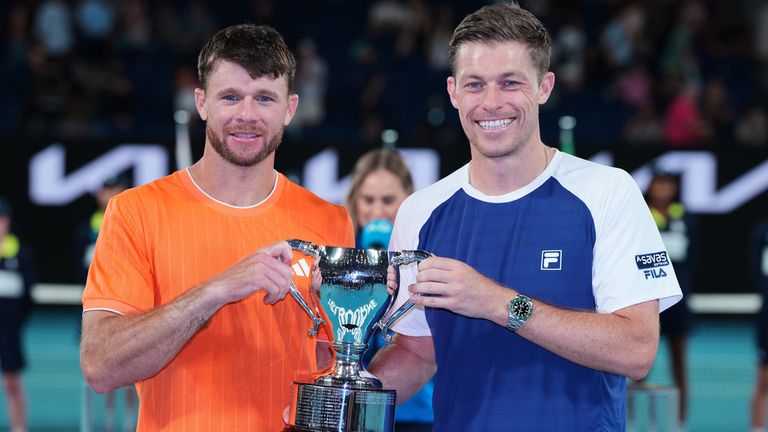 Christian Harrison de Estados Unidos y Neal Skupski (derecha) de Gran Bretaña sostienen su trofeo después de derrotar a Jason Kubler y Marc Polma de Australia.