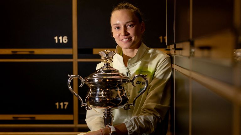 Esta fotografía publicada por Tennis Australia el 1 de febrero de 2026 muestra a Elena Rybakina de Kazajstán posando con el Abierto de Australia de 2026.