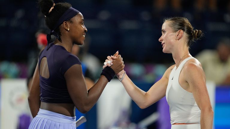 Elina Svitolina, derecha, de Ucrania, le da la mano a Coco Gauff, de EE. UU., después de que Svitolina ganara su partido de semifinal en el Dubai Duty Free.