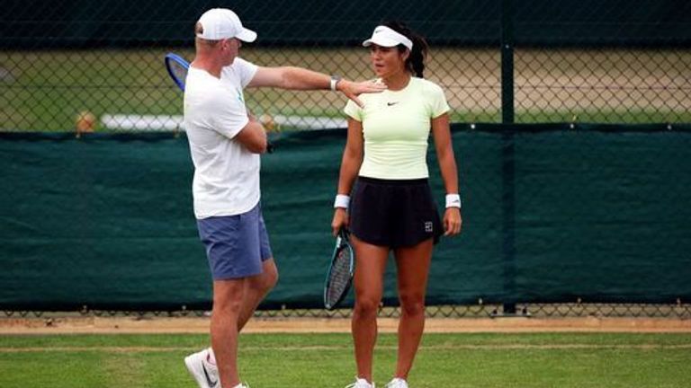 Emma Raducanu con su entrenador Mark Petchey durante una sesión de práctica el cuarto día del Campeonato de Wimbledon de 2025 en el All England Lawn 