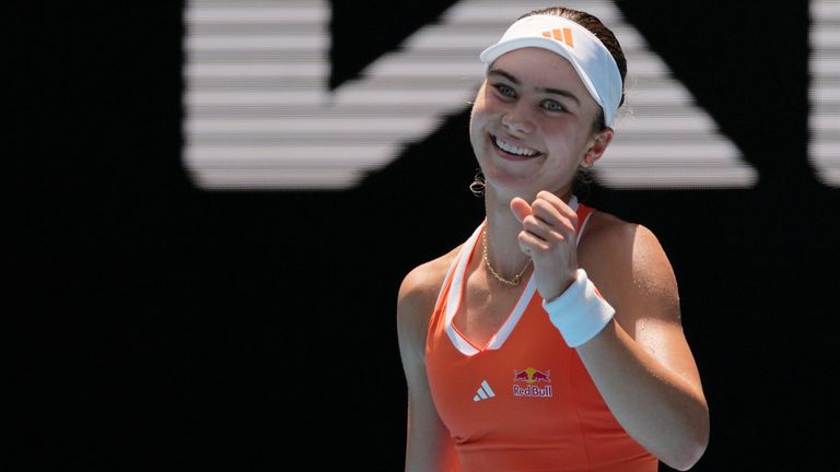 Iva Jovic de EE.UU. celebra tras derrotar a Yulia Putintseva de Kazajstán en su partido de cuarta ronda en el Abierto de Tenis de Australia ch