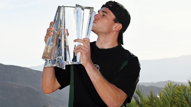Jack Draper besa el trofeo de Indian Wells después de ganar su primer evento Masters 1000 (Associated Press)