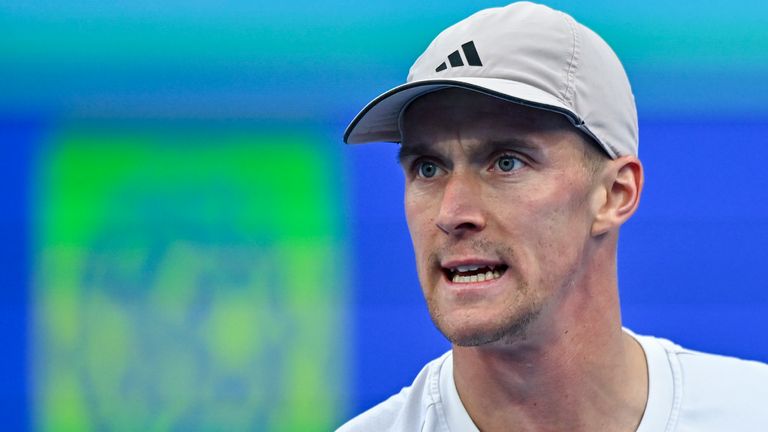 Jan Choinski de Gran Bretaña compite contra Jakub Mensik de la República Checa durante la ronda de 32 en el ATP Men's Qatar ExxonMobil O