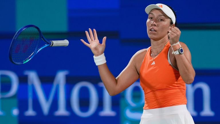 Jessica Pegula, de Estados Unidos, reacciona tras derrotar a su compatriota Amanda Anisimova en su partido de semifinales en el Dubai Duty Free Ten