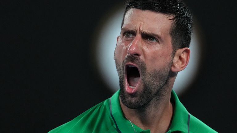 Novak Djokovic de Serbia reacciona durante su partido de semifinal contra Jannik Sinner de Italia en el campeonato de tenis del Abierto de Australia en Melbourne, Australia, el sábado 31 de enero de 2026. (Foto AP/Asanka Brendon Ratnayake)