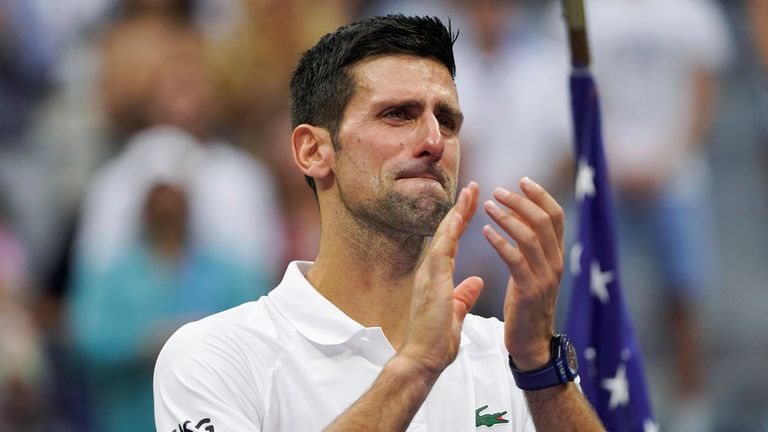 Novak Djokovic, de Serbia, reacciona ante la multitud tras perder ante Daniil Medvedev, de Rusia, en la final individual masculina del US Open de tenis. 