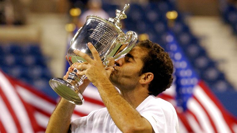 Pete Sampras, de EE.UU., sostiene su trofeo tras su victoria por 6-3, 6-4, 5-7, 6-4 sobre su compatriota Andre Agassi en la final masculina del US Open S.