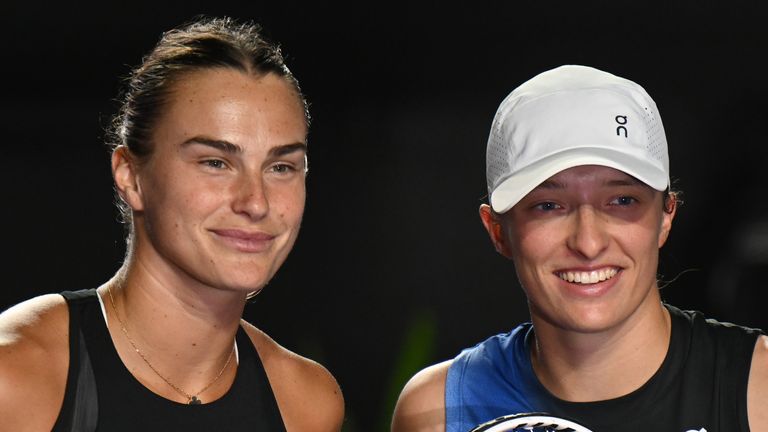 CANCÚN, MÉXICO - 4 DE NOVIEMBRE: .(LR) Aryna Sabalenka con Iga Swiatek de Polonia, antes del segundo partido de semifinales del día 7 de las Finales WTA de GNP Seguros Cancún 2023, parte del Hologic WTA Tour, el 4 de noviembre de 2023, en Cancún, Quintana Roo, México. (Foto de Artur Widak/NurPhoto)