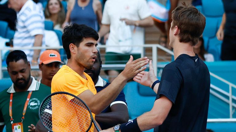 Carlos Alcaraz y Sebastián Korda se dan la mano (Associated Press)