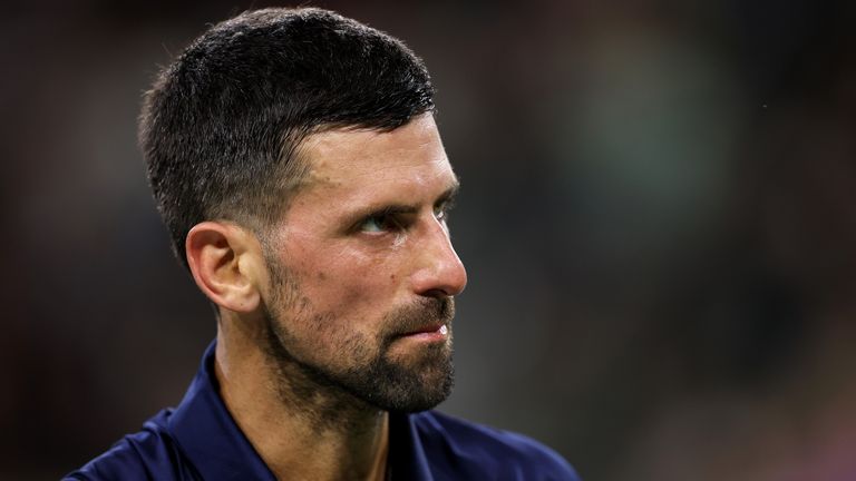 Novak Djokovic de Serbia muestra su desánimo contra Jack Draper de Gran Bretaña en su cuarta ronda del BNP Paribas Open en Ind