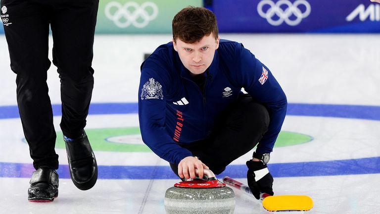 Bruce Mouat de Gran Bretaña durante el juego por la medalla de oro de Curling masculino contra Canadá en el estadio de Curling, el día catorce del Milano Co
