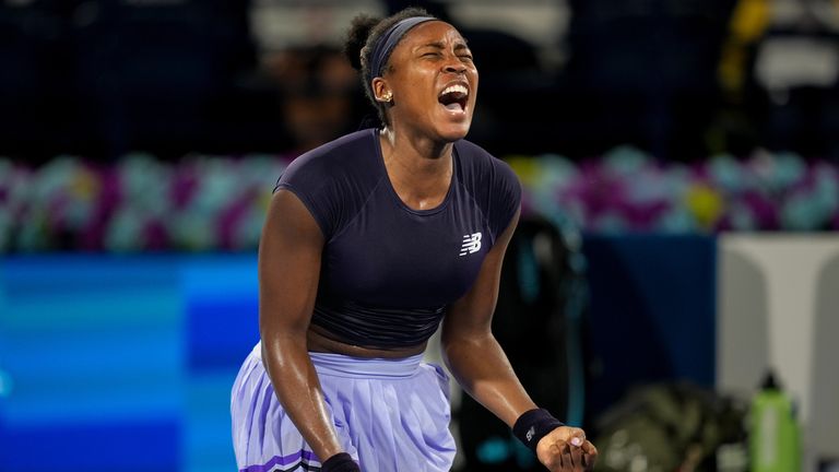 Coco Gauff de Estados Unidos reacciona tras ganar un punto contra Elina Svitolina de Ucrania durante su partido semifinal en el Dubai Duty Free T