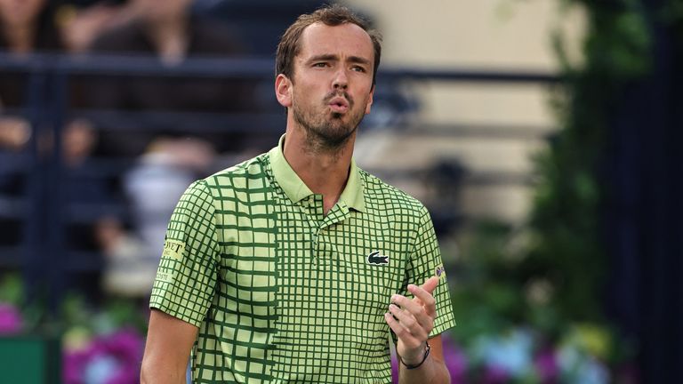 Daniil Medvedev, de Rusia, reacciona durante su partido contra Felix Auger-Aliassime, de Canadá, en la semifinal de singles masculinos en el Dubai D.