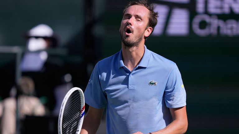 Daniil Medvedev, de Rusia, reacciona tras perder un punto contra Jannik Sinner, de Italia, durante un partido final en el BNP Paribas Open de tenis.
