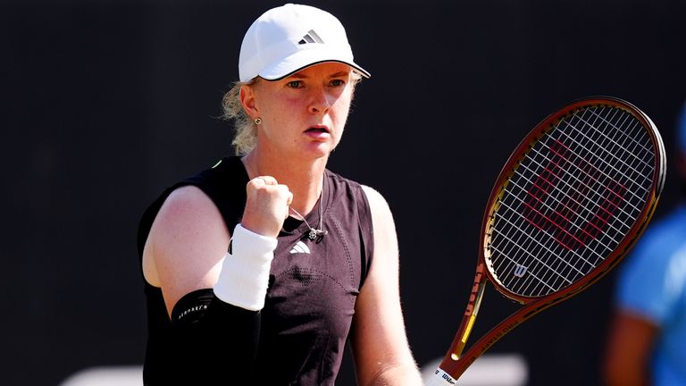 Francesca Jones reacciona durante su partido contra Linda Noskova el tercer día del Lexus Nottingham Open en el Lexus Nottingham Tennis Centr