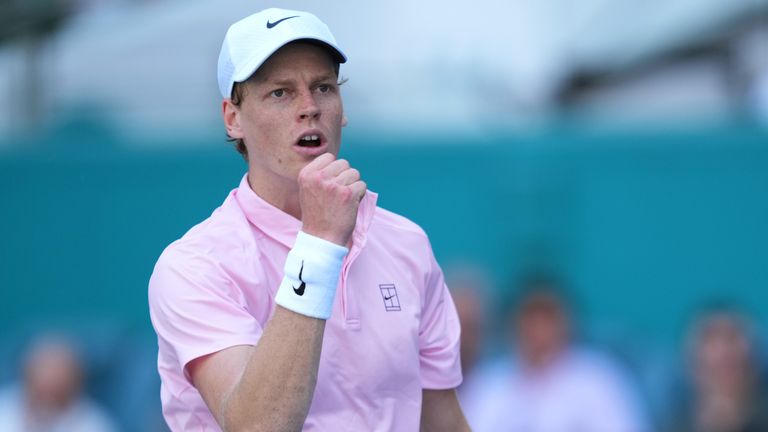 Jannik Sinner, de Italia, celebra un punto contra Frances Tiafoe en las semifinales del torneo de tenis Abierto de Miami, el jueves 26 de marzo de 2026, en Miami Gardens, Florida (AP Photo/Jim Rassol)