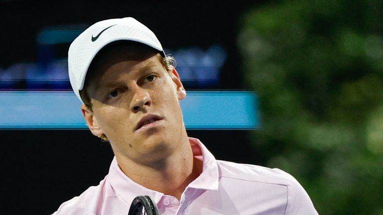 Jannik Sinner (ITA) en acción durante un partido masculino de tercera ronda contra Corentin Moutet (FRA) en el Abierto de Miami
