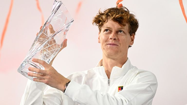 Jannik Sinner posa con el trofeo del campeonato tras derrotar a Jiri Lehecka durante la final masculina del Abierto de Miami celebrado en Hard Rock St.