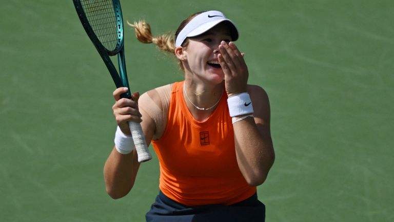 La rusa Mirra Andreeva celebra la derrota de la bielorrusa Aryna Sabalenka durante la final de tenis individual femenina en el BNP Paribas Open en el Indian Wells Tennis Garden en Indian Wells, California, el 16 de marzo de 2025. (Foto de Patrick T. Fallon / AFP)