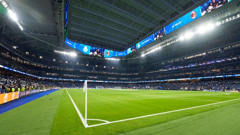 5 de noviembre de 2024, Madrid, España: Vista de la esquina del estadio Santiago Bernabeu durante el partido de la Liga de Campeones de la UEFA entre el Real Madrid 