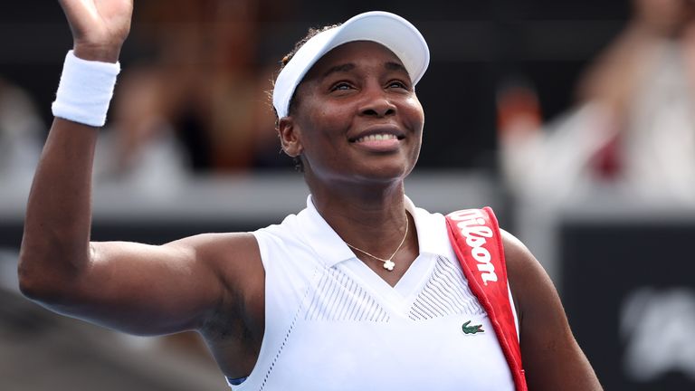 Venus Williams de EE. UU. agradece a la multitud después de perder su partido contra Magda Linette de Polonia durante el segundo día del ASB Classic 2025 en ASB. 