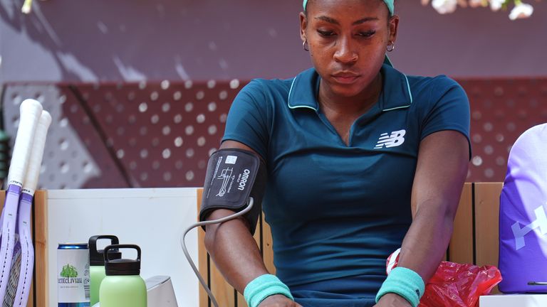 Coco Gauff de Estados Unidos recibe atención médica durante su partido contra Sorana Cirstea de Rumanía en el torneo de tenis del Abierto de Madrid, el domingo 26 de abril de 2026, en Madrid. (Foto AP/Manu Fernández)