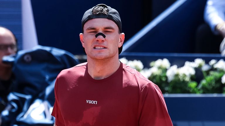 Jack Draper de Gran Bretaña en acción contra Tomás Martin Etcheverry de Argentina durante el partido de tenis de primera ronda del Barcelona Ope