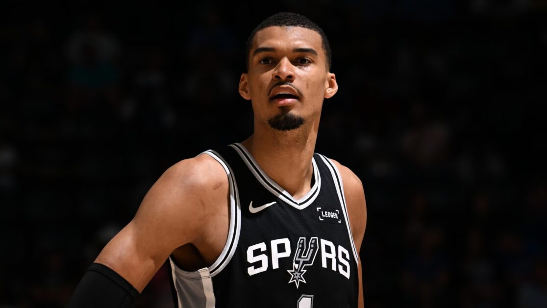 The Athletic: Wemby envía un mensaje a los astronautas de Artemis II Wembanyama ha mostrado interés en la ciencia aeronáutica y la cosmología, visitando el Centro Espacial Johnson de la NASA en Houston la última temporada baja.