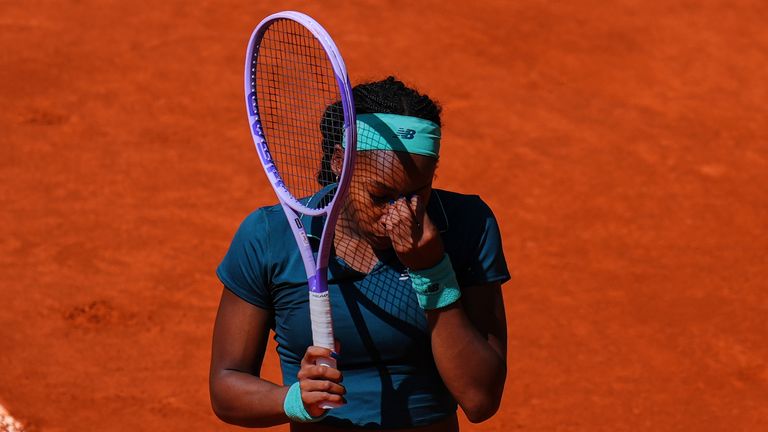 Coco Gauff de Estados Unidos reacciona contra Sorana Cirstea de Rumania durante el torneo de tenis Abierto de Madrid en Madrid, el domingo 26 de abril de 2026. (Foto AP/Manu Fernández)
