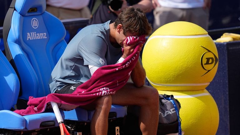 Flavio Cobolli de Italia después de ganar su partido de semifinal contra el alemán Alexander Zverev (Foto AP/Matthias Schrader)