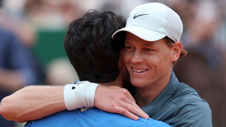 Jannik SInner y Carlos Alcaraz se abrazan tras la final del Masters de Montecarlo