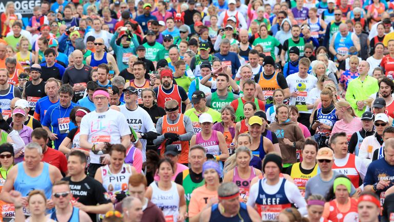 Los corredores cruzan la línea de salida durante el Maratón de Londres Virgin Money de 2016. ASOCIACIÓN DE PRENSA Foto. Fecha de la foto: Domingo 24 de abril de 2016. Ver historia de PA Maratón DE ATLETISMO. El crédito de la foto debe decir: Adam Davy/PA Wire