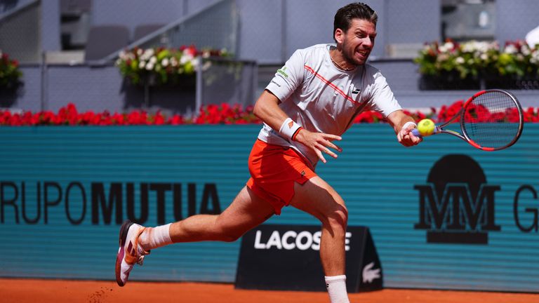 Cameron Norrie de Gran Bretaña devuelve el balón a Jannik Sinner de Italia durante su partido de octavos de final en el Abierto de Tenis de Madrid en Madrid, el martes 28 de abril de 2026. (Foto AP/Manu Fernández)