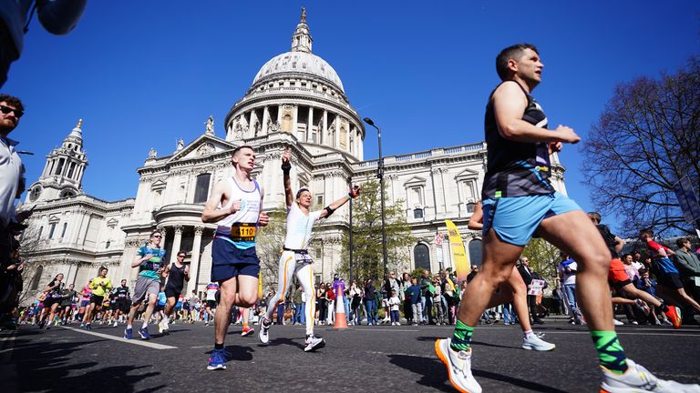 Los corredores que participan en la media maratón de lugares emblemáticos de Londres pasan por la catedral de San Pablo. El evento contará con 20.000 corredores en la carrera 13.1-