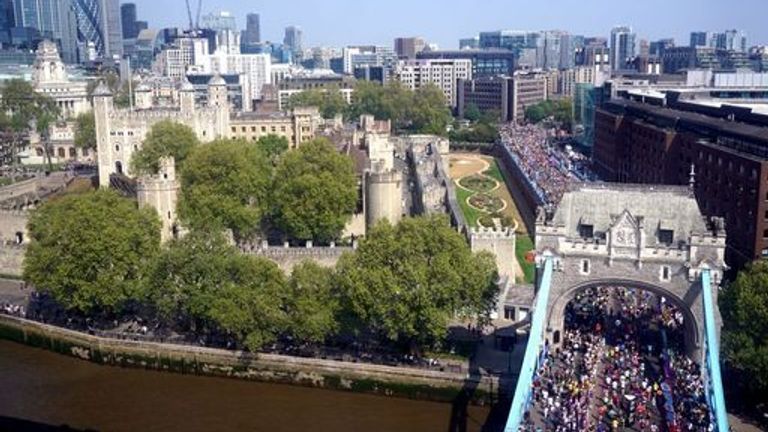 Una vista general de la Torre de Londres mientras la carrera de participación masiva pasa por el Tower Bridge durante el Maratón de Londres TCS. Fecha de la foto: Su