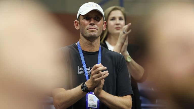 Andrew Richardson, entrenador de Emma Raducanu de Gran Bretaña, aclama después de que Raducanu derrotara a Maria Sakkari de Grecia durante su Women's Sing